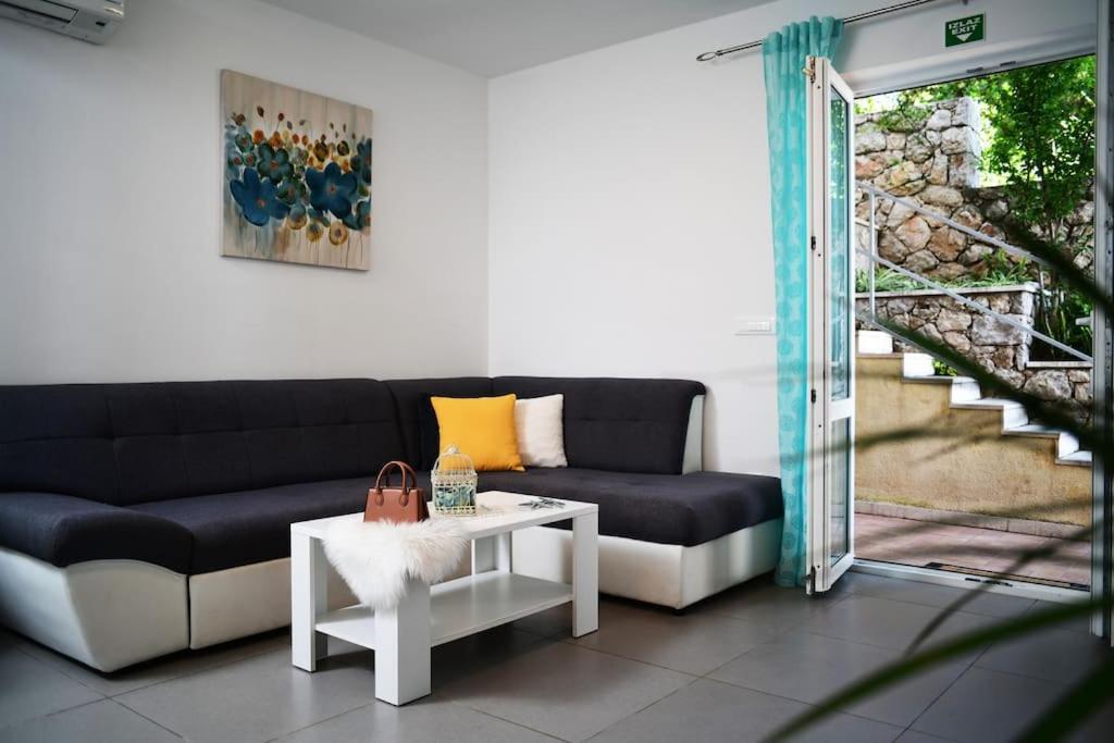 Wave N' Sea Apartment With A Private Pool ドゥブロブニク エクステリア 写真