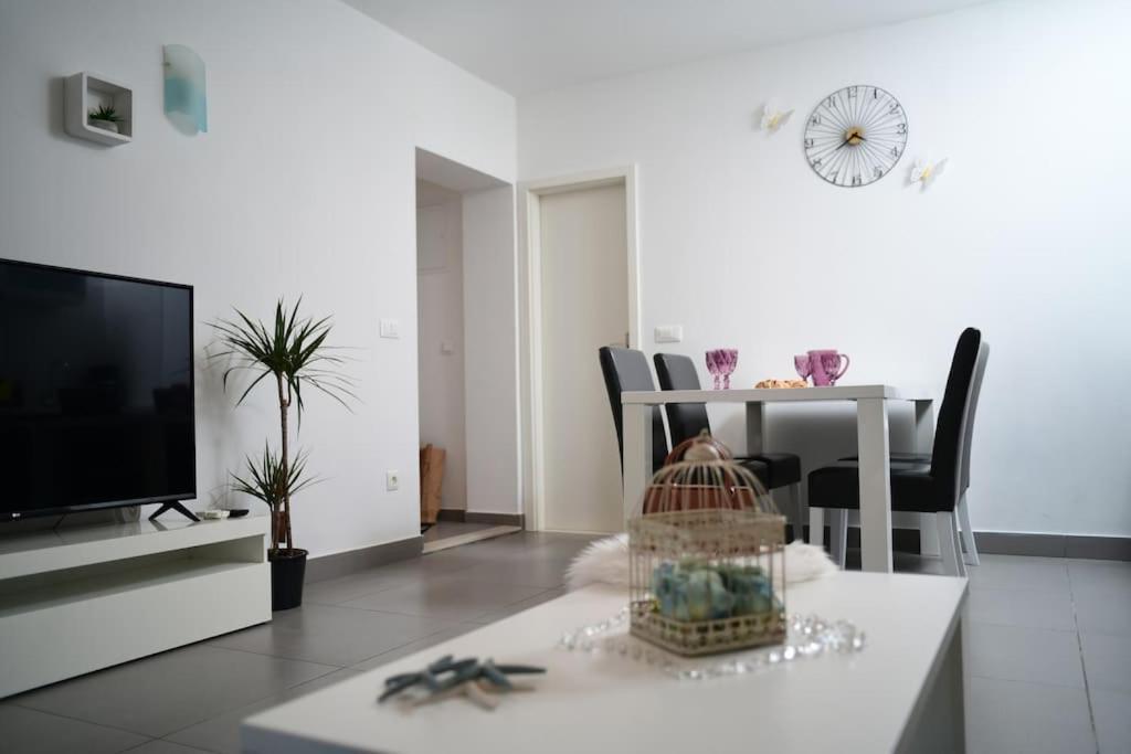 Wave N' Sea Apartment With A Private Pool ドゥブロブニク エクステリア 写真