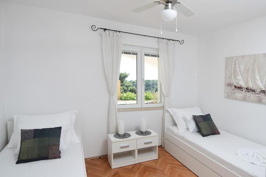Wave N' Sea Apartment With A Private Pool ドゥブロブニク エクステリア 写真